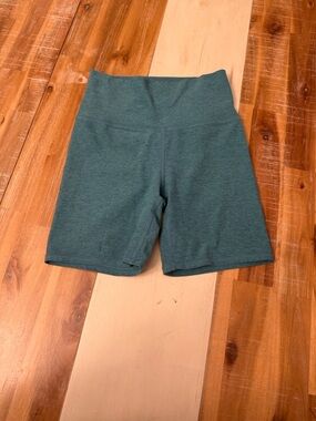 Vuori High-Waist Bike Shorts in Heather Teal